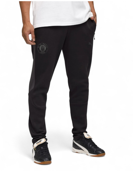 St. Pauli - Präsentationshose - Puma "Staff" - Schwarz - Frontseite - Model St. Pauli - Präsentationshose - Puma "Staff" - Schwarz - Frontseite - Model