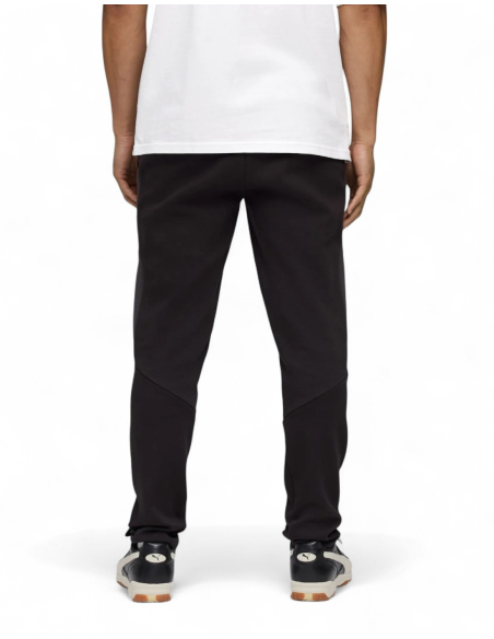 St. Pauli - Präsentationshose - Puma "Staff" - Schwarz - Rückseite - Model St. Pauli - Präsentationshose - Puma "Staff" - Schwarz - Rückseite - Model