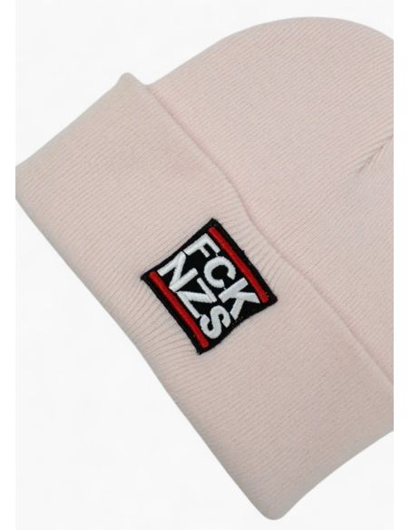 true-rebel-wintermuetze-fck-nzs-pastell-rosa-detail true-rebel-wintermuetze-fck-nzs-pastell-rosa-detail