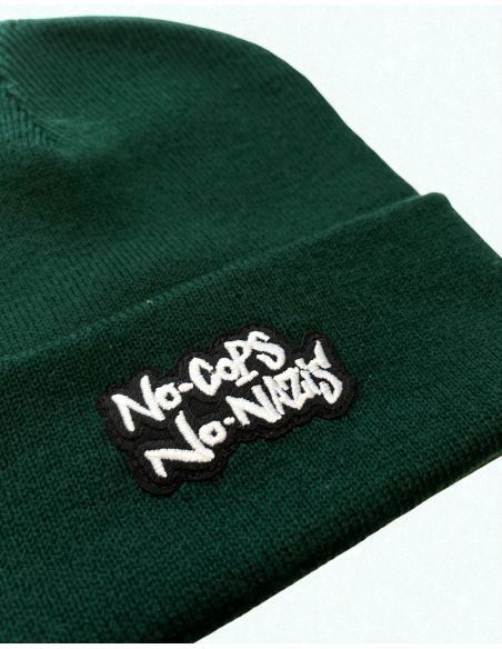 ncnn-mob-action-wintermuetze-patch-dunkelgruen-detail ncnn-mob-action-wintermuetze-patch-dunkelgruen-detail