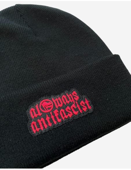 always-antifascist-mob-action-wintermuetze-patch-rot-schwarz-detail always-antifascist-mob-action-wintermuetze-patch-rot-schwarz-detail